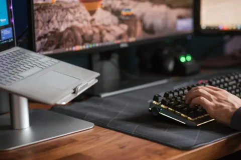 Keyboard mekanikal nyaman untuk mengetik di meja kerja minimalis