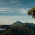 Keindahan alam wisata taman nasional Indonesia dengan pemandangan bukit hijau yang menakjubkan di bawah langit biru