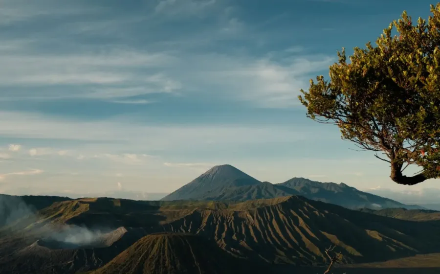 Keindahan alam wisata taman nasional Indonesia dengan pemandangan bukit hijau yang menakjubkan di bawah langit biru